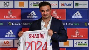Le milieu de terrain suisse Xherdan Shaqiri, nouvelle recrue de Lyon, lors de sa présentation officielle, le 25 août 2021 au Groupama Stadium à Décines-Charpieu