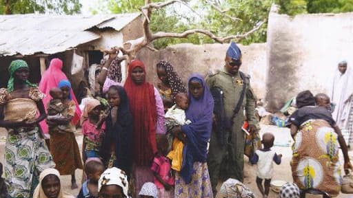 Photo fournie par l'armée nigériane le 30 avril 2015 prise dans un lieu non divulgué de l'Etat de Borno montrant des jeunes filles libérées lors d'une opération contre le groupe islamiste Boko Haram