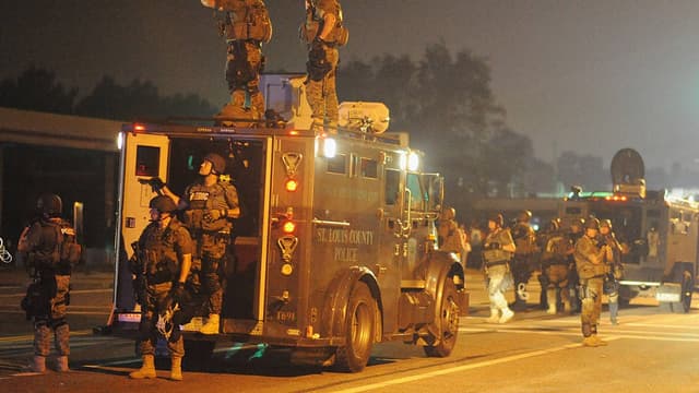 Des officiers de police du comté de Saint Louis, déployés lundi soir, dans les rues de Ferguson.