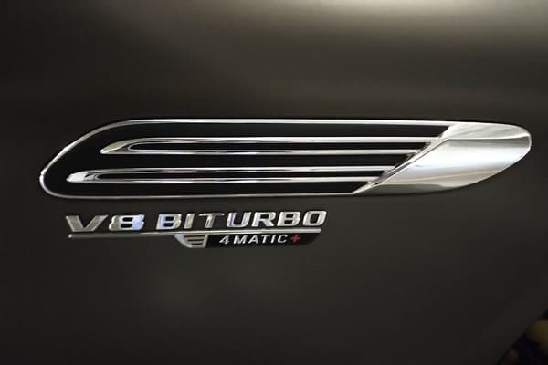 Sous le capot de notre modèle d'essai, un V8 Biturbo de 585 chevaux pour un couple de 800Nm.