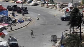 Un soldat du Conseil de coopération du Golfe marche place de la Perle, à Manama, après la violente intervention des forces bahreïnies pour en chasser les manifestants. Les forces de sécurité ont lancé mercredi une violente attaque contre les manifestants