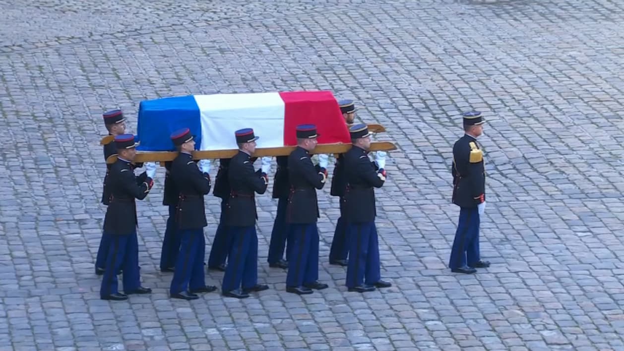 Le cercueil de Jacques Chirac dans la cour des Invalides, le 30 septembre 2019. Le cercueil de Jacques Chirac dans la cour des Invalides, le 30 septembre 2019.