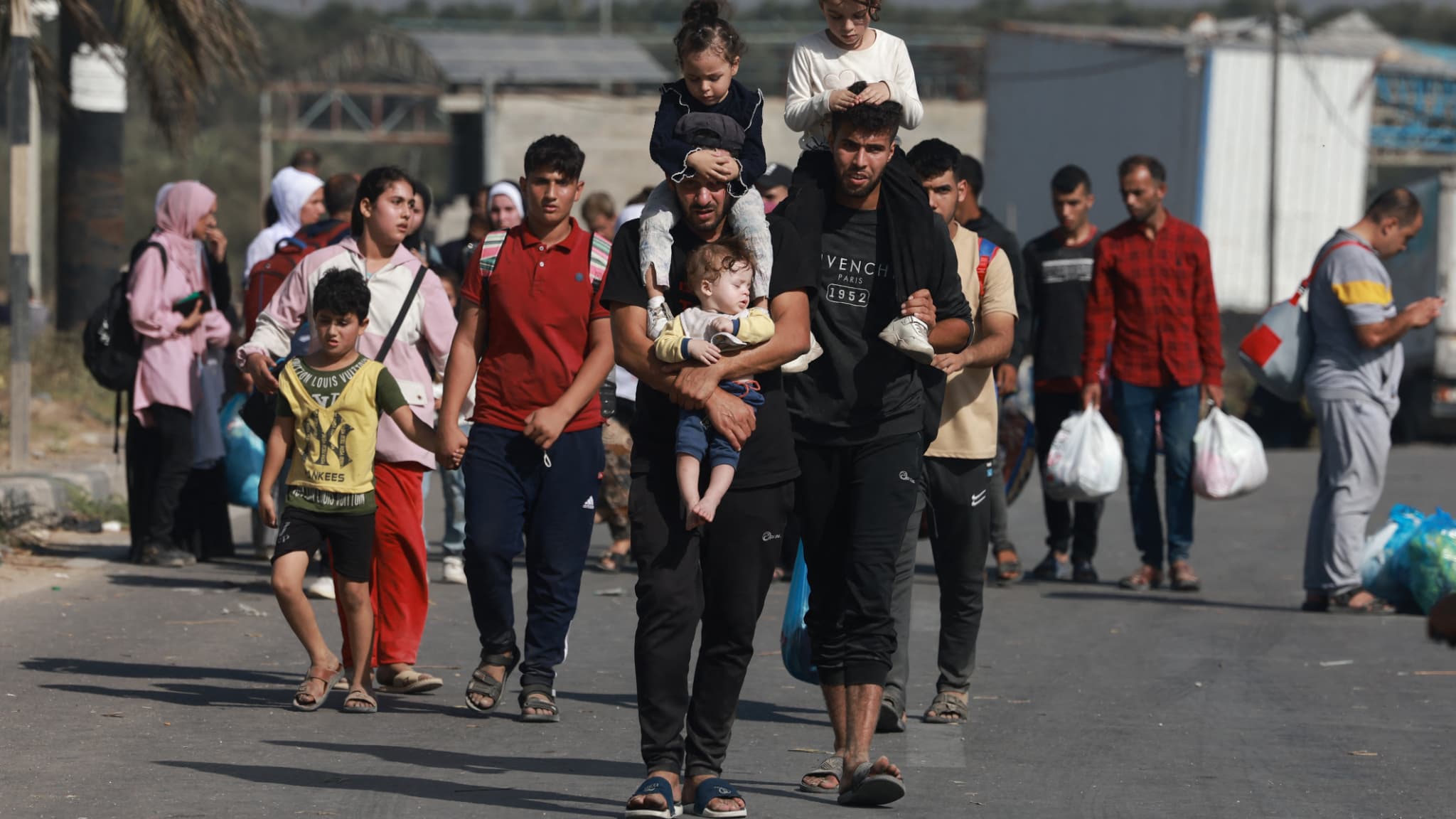 Des habitants fuient le nord de la bande de Gaza bombardé par l'armée israélienne, le 8 novembre 2023