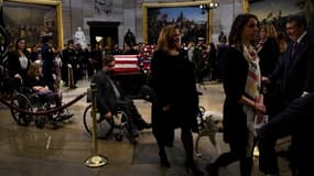 Des vétérans et l'ancien chien guide de Goerge H.W. Bush près du cercueil de l'ancien président des Etats-Unis, le 4 décembre 2018 au Capitole à Washington. 