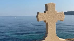 Une sépulture au cimetière marin de Saint-Tropez.