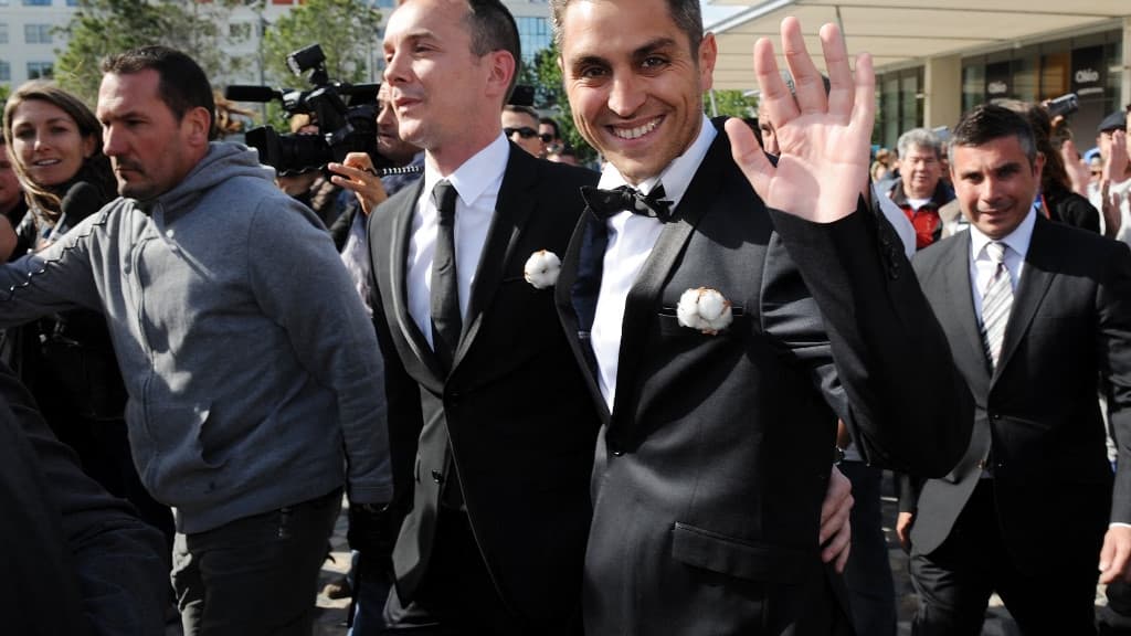 Vincent Autin et Bruno Boileau traversent le parvis de la mairie avant leur mariage le 29 mai 2023 à Montpellier Vincent Autin et Bruno Boileau traversent le parvis de la mairie avant leur mariage le 29 mai 2023 à Montpellier