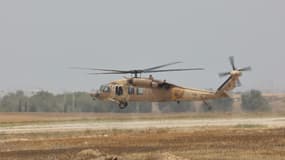 Un hélicoptère de l'armée israélienne atterrit sur la base militaire de Reim, le 12 mai 2025, avant la libération par les militants du Hamas du soldat américano-israélien Edan Alexander, retenu en otage à Gaza depuis octobre 2023.