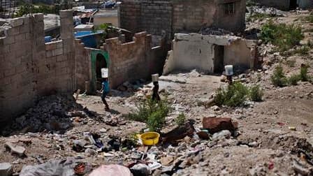 Fort-Liberté, dans les environs de Port-au-Prince. Le président René Préval a confirmé vendredi l'apparition d'une épidémie de choléra à Haïti qui a fait 138 morts au moins. /Photo prise le 1er octobre 2010/REUTERS/ Eduardo Munoz