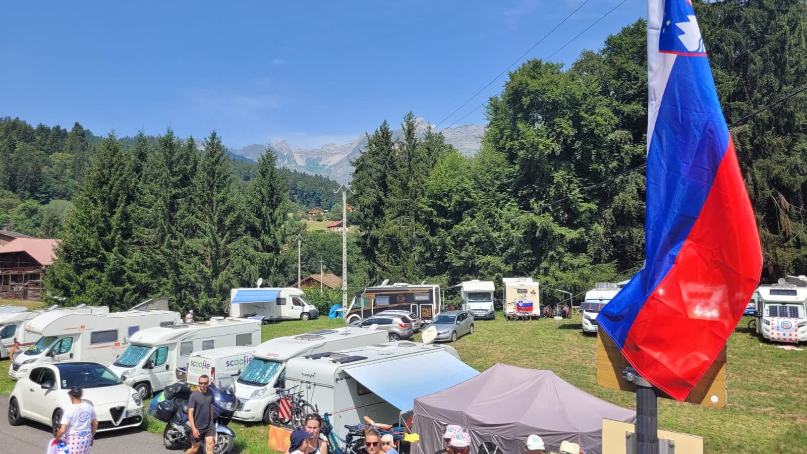 Le camping-car de la famlille Pogacar (en noir tout au fond)