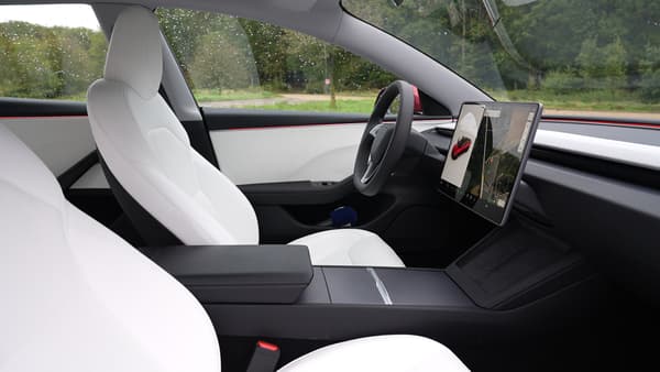L'intérieur de la Tesla Model 3 progresse aussi nettement en termes de qualité perçue et ajoute quelques équipements, comme un petit écran 8 pouces à l'arrière.