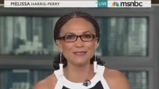 En pleine émission, Melissa Harris-Perry a échangé ses boucles d'oreilles contre des tampons. Un geste politique au Texas, où une loi très restrictive sur l'avortement vient d'être votée.