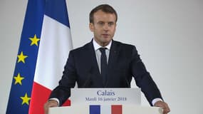 "Lorsque des associations encouragent des femmes et des hommes à rester là, elles prennent une responsabilité immense", dit Macron à Calais