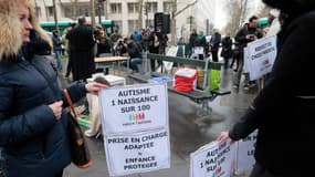 A l'occasion de la journée mondiale de sensibilisation à l'autisme, des personnes manifestent pour demander une meilleure prise en charge des enfants autistes dans la société, samedi 2 avril 2016 à Paris.