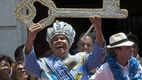 Le gros "roi Momo" règne officiellement sur Rio pour cinq jours de Carnaval.