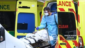 Un patient du Covid-19 conduit à l'hôpital St Thomas à Londres, le 1er avril 2020