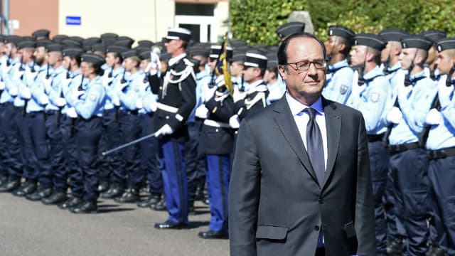 L'une des dernières photos de François Hollande avant son départ en vacances lors d'une visite dans une école de gendarmerie à Tulle, en Corrèze