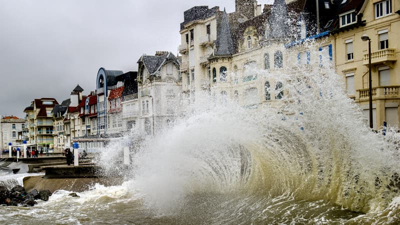 Des vagues s'écrasent sur le front de mer, à Wimereux, à proximité de Boulogne-sur-Mer, lors d'une épisode de grande marée. (photo d'illustration)