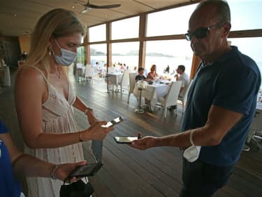 Vérification du pass sanitaire à l'entrée d'un restaurant le 23 juillet 2021 à l'Ile Rousse, en Corse