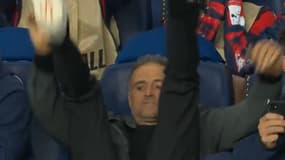 Luis Enrique tombe à la renverse sur l'occasion manquée d'Ousmane Dembélé lors du match PSG-Barça (1-0, Ligue des champions), le 18 septembre 2024