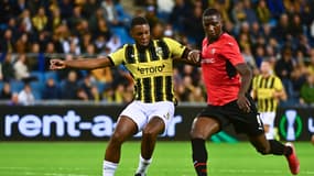 Riechedly Bazoer au duel avec Serhou Guirassy