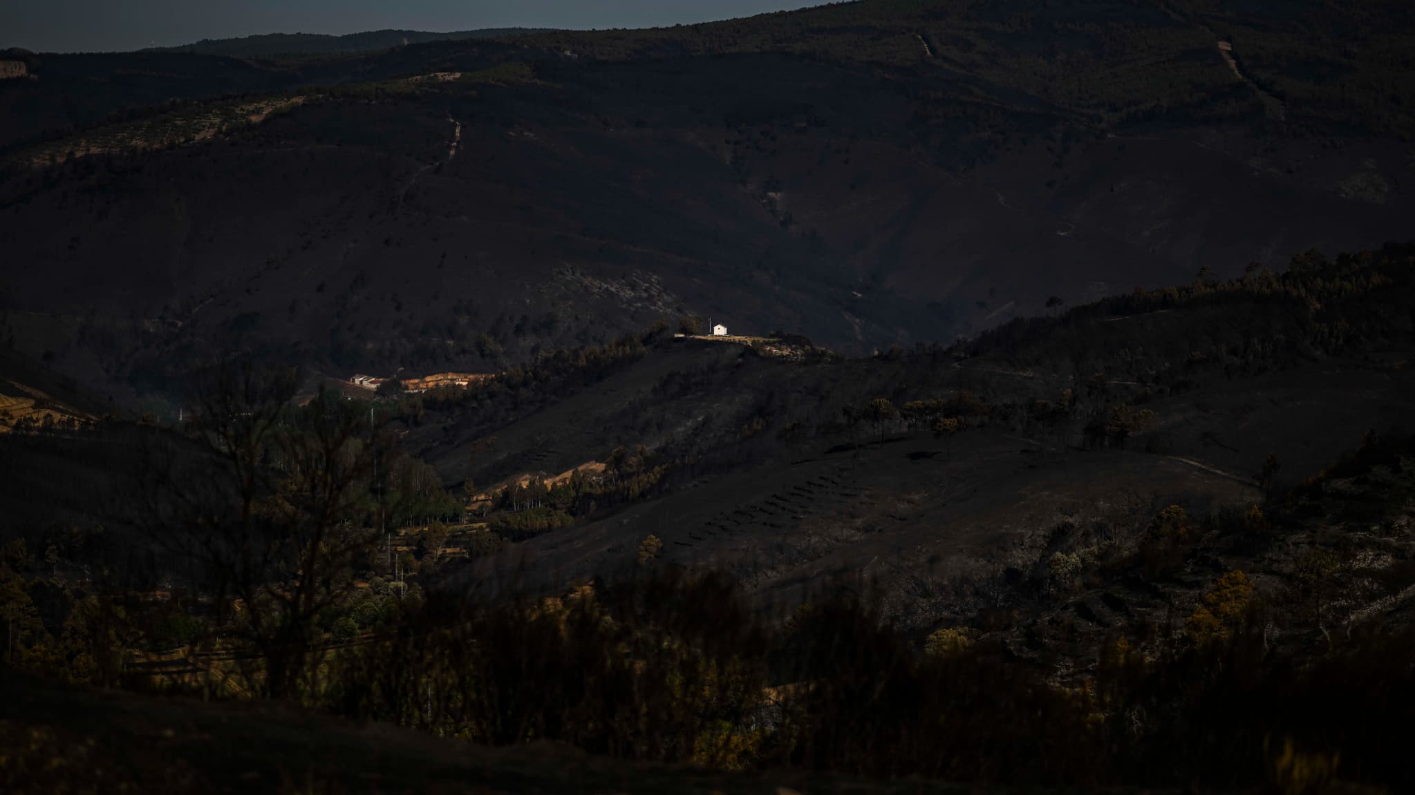 Une maison a survécu aux flammes après un incendie au village Jou de la municipalité de Murça, dans le nord du Portugal, le 20 juillet 2022