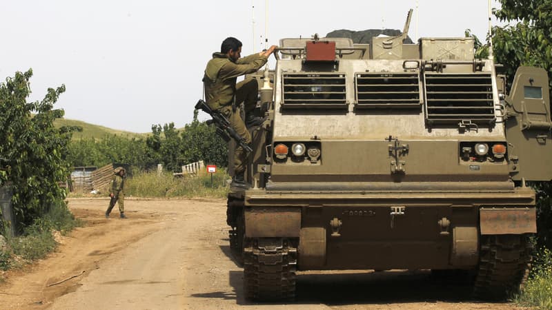 Un soldat israélien escalade un lance-roquettes près de la frontière syrienne, le 10 mai 2018. 