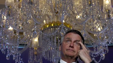 L'affaire des diamants, comme une épée de Damoclès au-dessus de la tête de l'ex-président brésilien Jair Bolsonaro. 