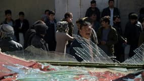 Un afghan sur le site d'un attentat à la voiture piégée à Kaboul, le 1er mars 2017