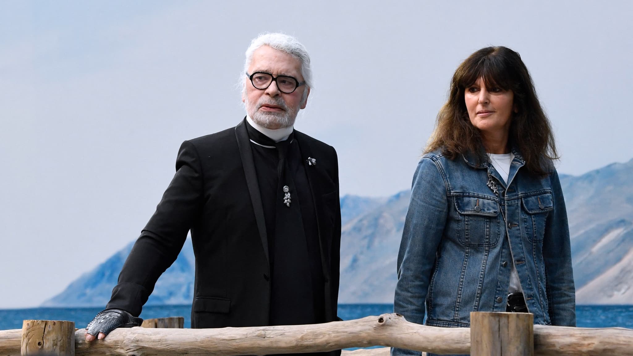 Karl Lagerfeld et Virginie Viard lors du défilé prêt-à-porter printemps-été 2019 de Chanel à Paris, le 2 octobre 2018 Karl Lagerfeld et Virginie Viard lors du défilé prêt-à-porter printemps-été 2019 de Chanel à Paris, le 2 octobre 2018