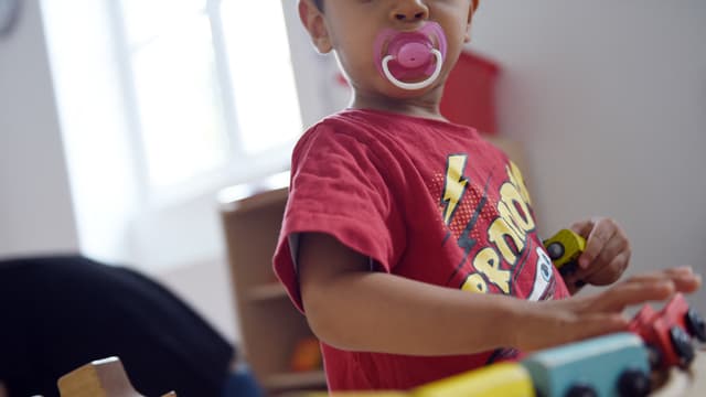 Un enfant en train de jouer (illustration)