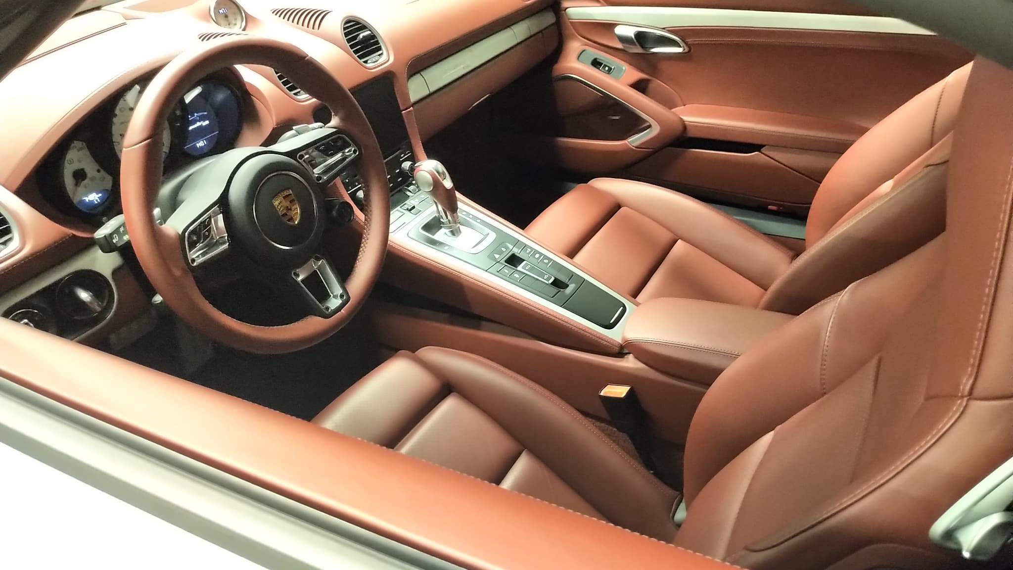 L'habitacle rouge reprend un coloris historique de l'histoire du Boxster. L'habitacle rouge reprend un coloris historique de l'histoire du Boxster.