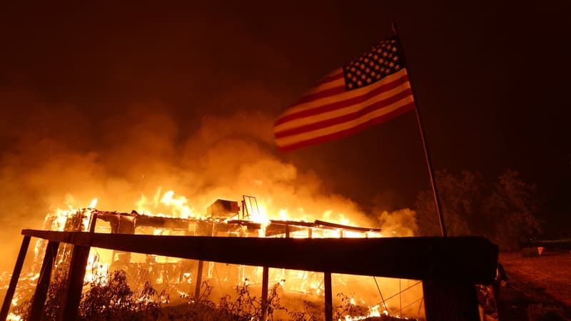 Une maison brûle alors que l'incendie Oak Fire traverse la zone le 23 juillet 2022 près de Mariposa, en Californie.