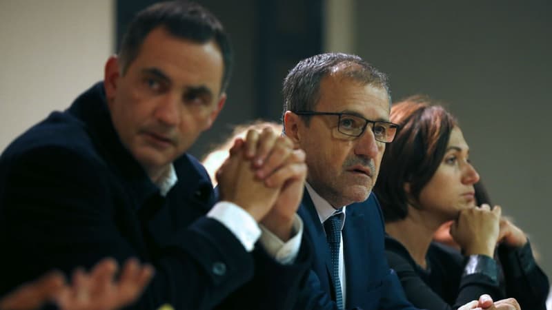 Gilles Simeoni (gauche) et Jean Guy Talamoni (centre) lors d'un meeting à Vico en Corse, le 24 novembre 2017.