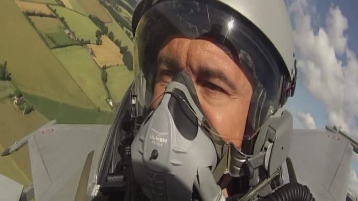 Christophe Delay à bord d'un Rafale lors des répétitions du défilé du 14 juillet.