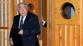 Dominique Strauss-Kahn a redit dimanche que sa mission au Fonds monétaire international (FMI) occupait tout son temps, laissant encore planer le doute sur une éventuelle candidature présidentielle en 2012. /Photo prise le 19 février 2011/REUTERS/Miguel Me