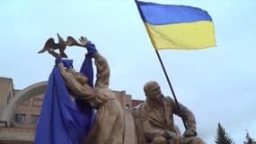 Statue affublée du drapeau ukrainien dans la ville de Balakliya (Ukraine), le 13 septembre 2022