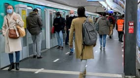 Dans une station de métro de la ligne 13 à Paris, le 4 novembre 2020.