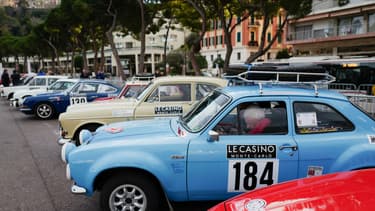 Des voitures au départ du rallye Monte-Carlo historique en 2020.