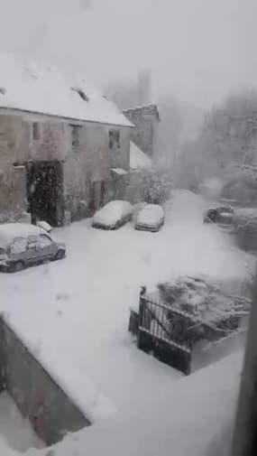 Val-d'Oise : chutes de neige à Bréançon - Témoins BFMTV