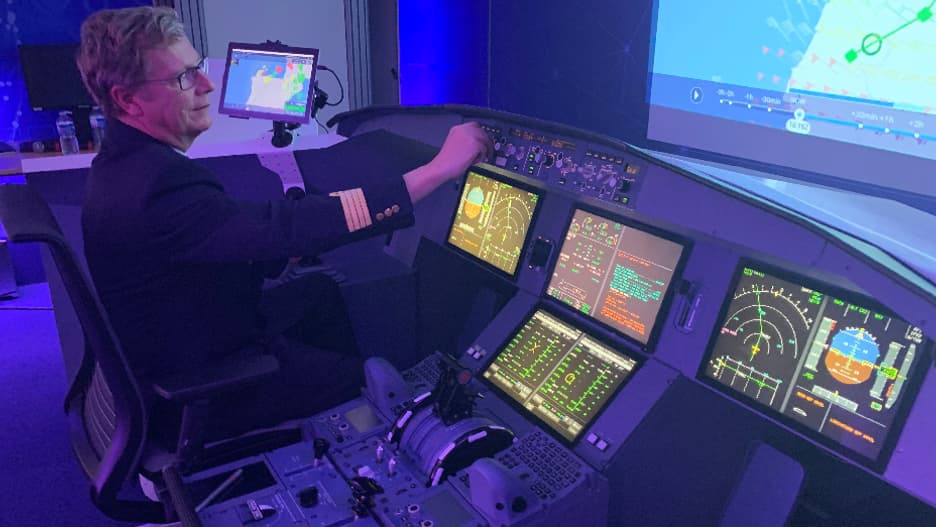 Des pilotes de ligne viennent expérimenter PureFlight dans un cockpit virtuel à Toulouse Des pilotes de ligne viennent expérimenter PureFlight dans un cockpit virtuel à Toulouse
