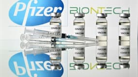 Illustration de seringues à côté du logo des laboratoires Pfizer et BioNTech, le 17 novembre 2020. 