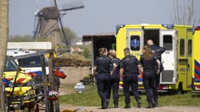 Des policiers se trouvant non loin de la fusillade qui s'est déroulée à Alblasserdam (Pays-Bas) le 6 mai 2022.