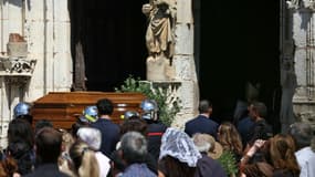 Le cercueil d'Olivier Marleix, à Anet, en Eure-et-Loir, centre nord de la France, le 11 juillet 2025.