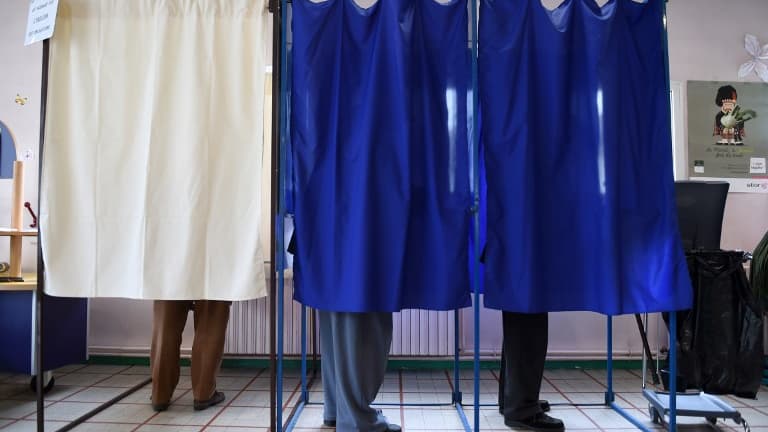 Des électeurs français dans l'isoloir à Auxerre (illustration)