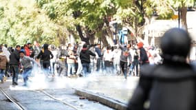 Affrontements entre manifestants et forces de l'ordre avenue Bourguiba, à Tunis, vendredi 8 février.