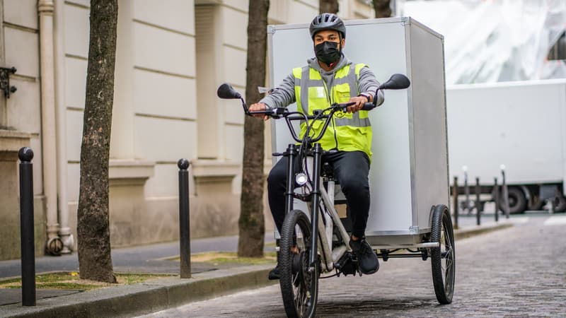 Un salarié d’une entreprise de livraison partenaire d'Amazon utilisant un vélo utilitaire.