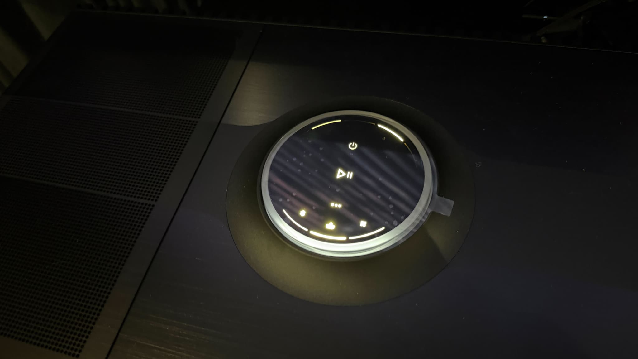 La commande rotative et tactile de la Mu-so Hekla