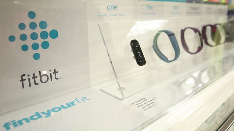Fitbit a vendu cinq fois plus de bracelets connectés qu'Apple a vendu d'AppleWatch. Mais les deux produits sont-ils vraiment comparables? 