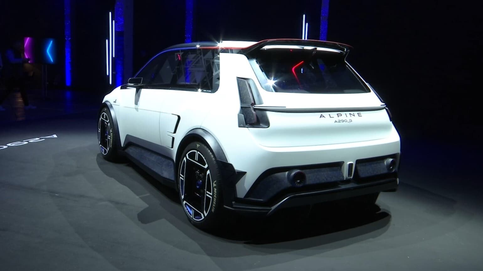 L'A290 ressemble furieusement à la future Renault R5. Les deux voitures seront d'ailleurs toutes deux produites à Douai, dans le pôle Electricity du groupe Renault. L'A290 ressemble furieusement à la future Renault R5. Les deux voitures seront d'ailleurs toutes deux produites à Douai, dans le pôle Electricity du groupe Renault.