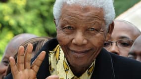Nelson Mandela ancien président et prix Nobel de la paix, vit désormais complètement retiré, partageant son temps entre Johannesburg et Qunu, le village de son enfance au Sud du pays.